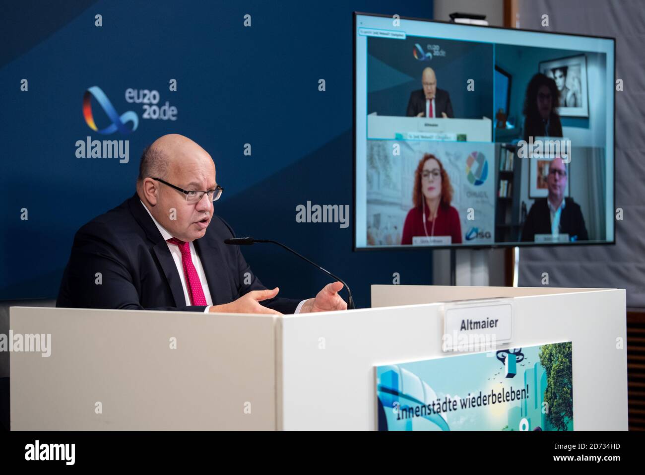 20 October 2020, Berlin: Peter Altmaier (l, CDU), Federal Minister of Economics and Energy, together with the video-connected experts Tina Müller (o.r.), Chairwoman of the Management Board of Douglas GmbH, Gloria Göllmann (l.t.r.)), Managing Director of the Sollingen-Ohligs Real Estate and Location Community, and Stefan Genth (from right), Managing Director of the German Retail Association (HDE), at a press conference at the Federal Ministry of Economics and Technology on the subject of 'Preventing Shop Dying - Vital City Centres'. With the Round Table, Federal Minister Altmaier wants to devel Stock Photo
