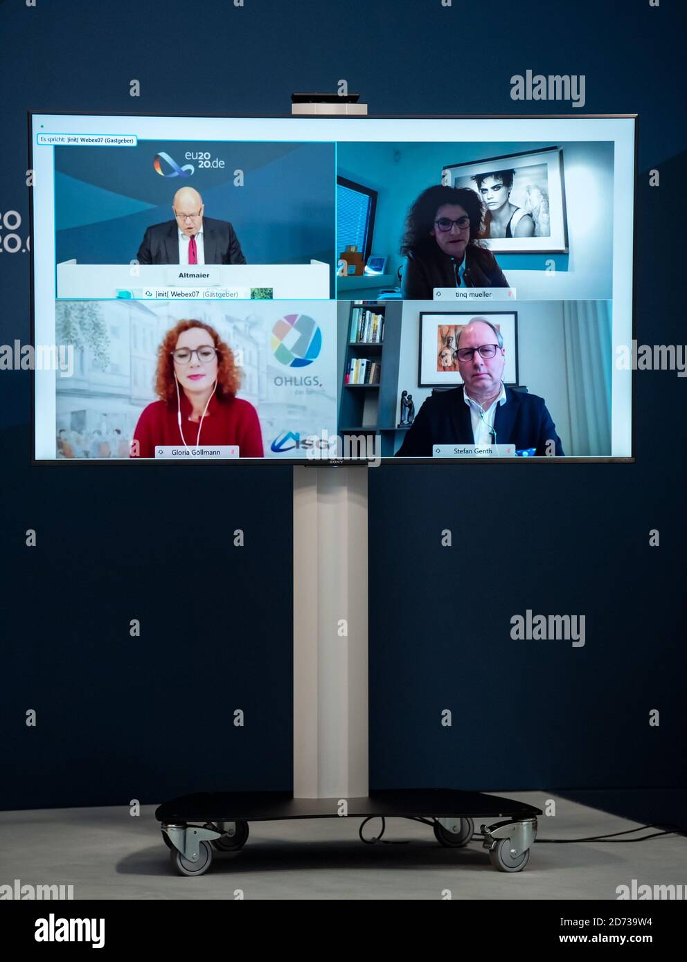 20 October 2020, Berlin: Peter Altmaier (o.l, CDU), Federal Minister of Economics and Energy, together with the video-connected experts Tina Müller (above right), Chairwoman of the Management Board of Douglas GmbH, Gloria Göllmann (below left), Managing Director of the Sollingen-Ohligs Real Estate and Location Community, and Stefan Genth (below right), Managing Director of the German Retail Association (HDE), spoke at a press conference at the Federal Ministry of Economics on the subject of 'Preventing Shop Deaths - Vital Inner Cities'. With the Round Table, Federal Minister Altmaier wants to Stock Photo