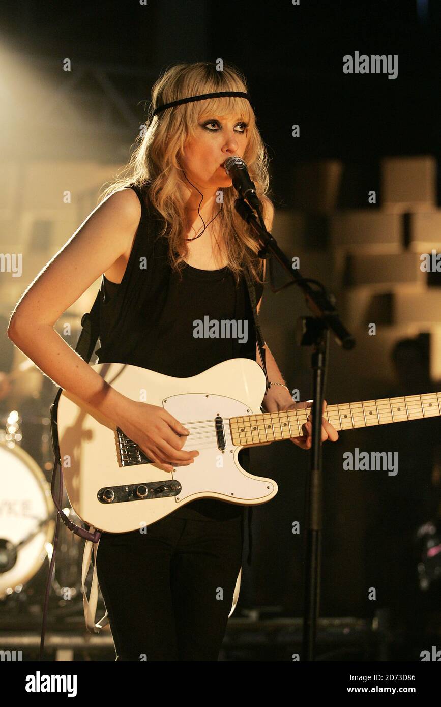 Legepladsudstyr en anden tillykke Duffy Dreidiger of Ladyhawke performing live during the recording of  Channel 4's T-Mobile Transmission, at the Ram Brewery in Wandsworth, London  Stock Photo - Alamy