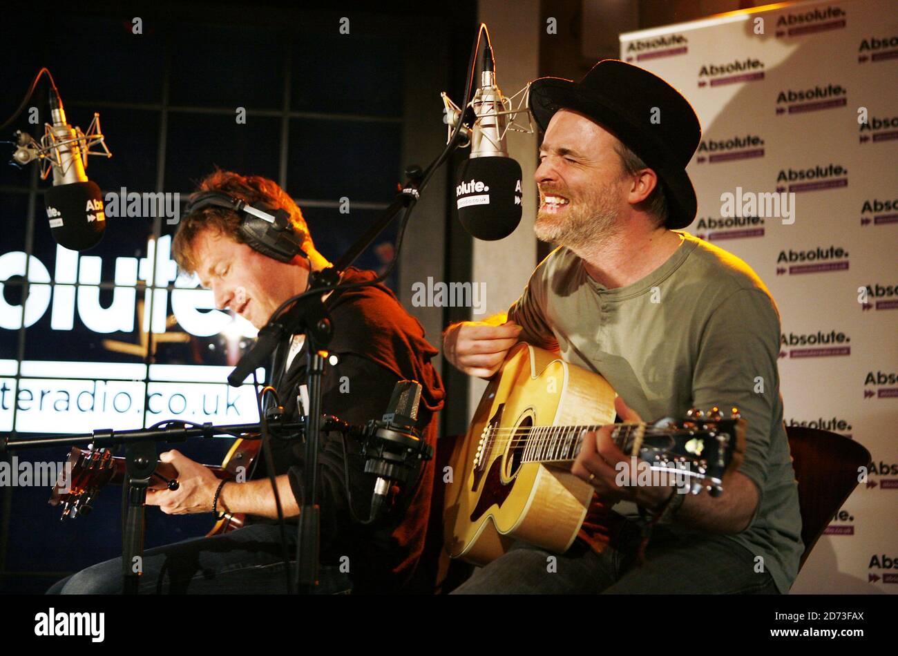 Andy Dunlop (l) and Fran Healey of Travis performing live during the ...