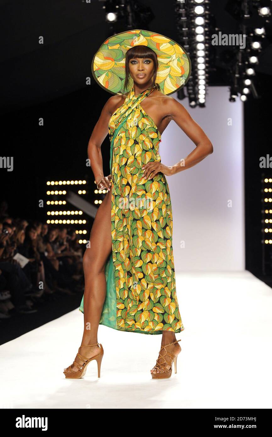 Page 3 - Model Naomi Campbell Fashion Show High Resolution Stock  Photography and Images - Alamy