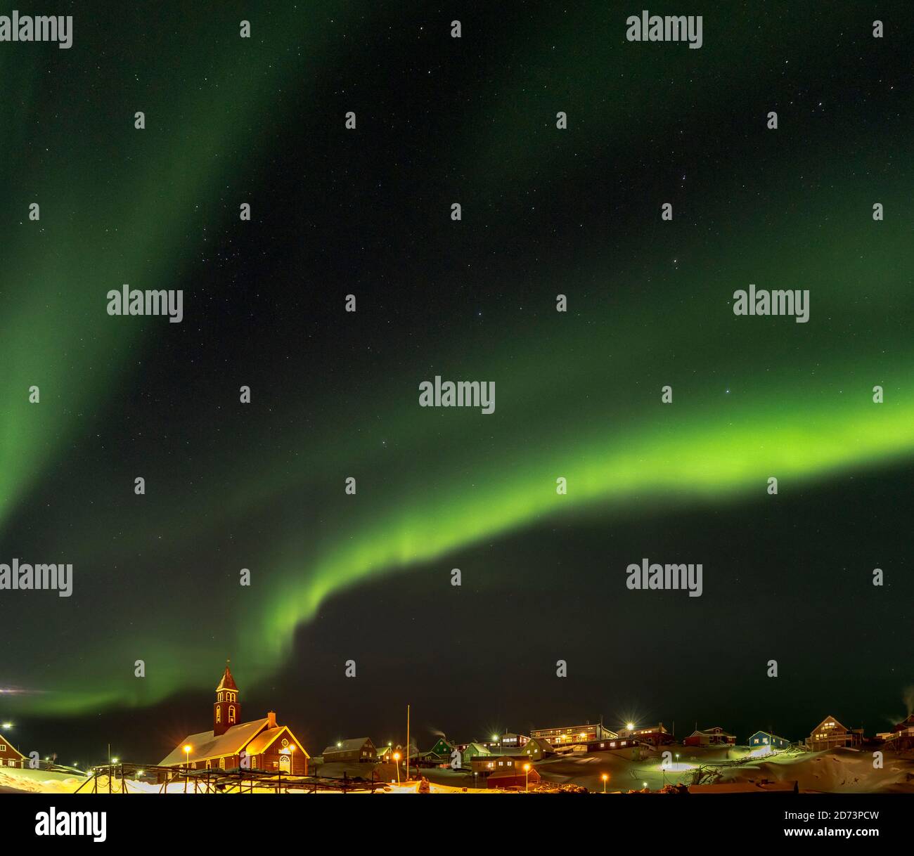 northern-lights-over-town-and-frozen-disko-bay-town-ilulissat-at-the
