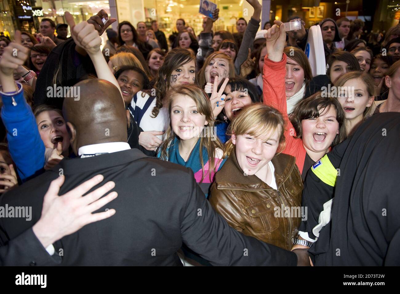 Fans queue up before a personal appearance by Justin Bieber at HMV in ...