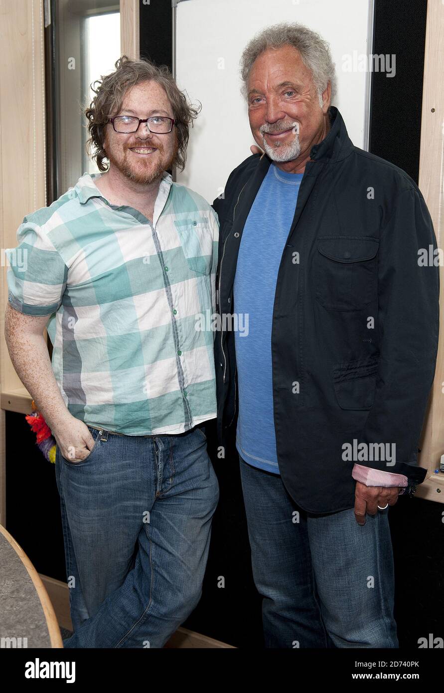 Tom Jones poses for photographs with DJ Geoff Lloyd at Absolute Radio in  central London, after being interviewed by Lloyd for his Hometime Show  Stock Photo - Alamy