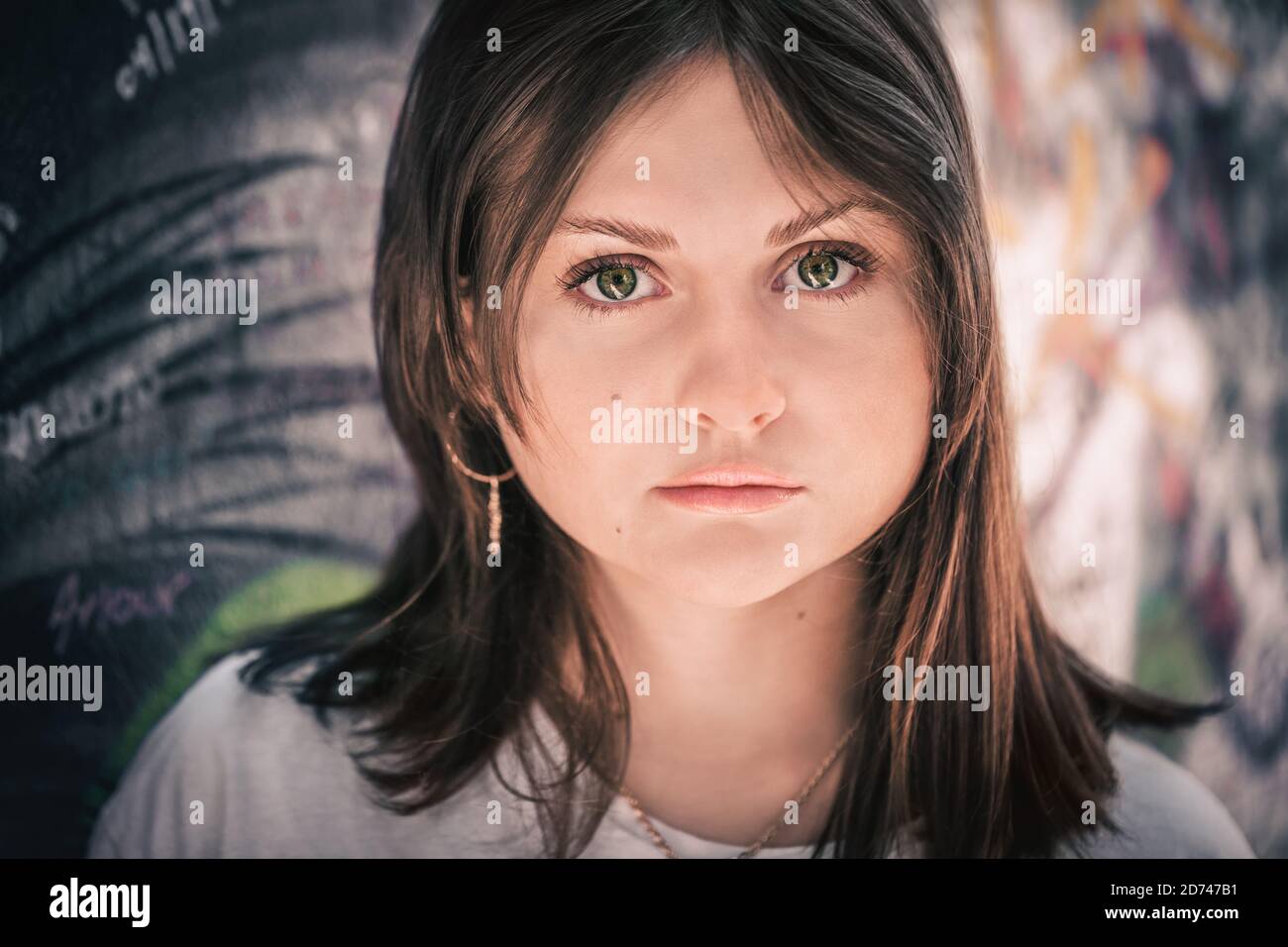 Profile teenage girl hi-res stock photography and images - Alamy