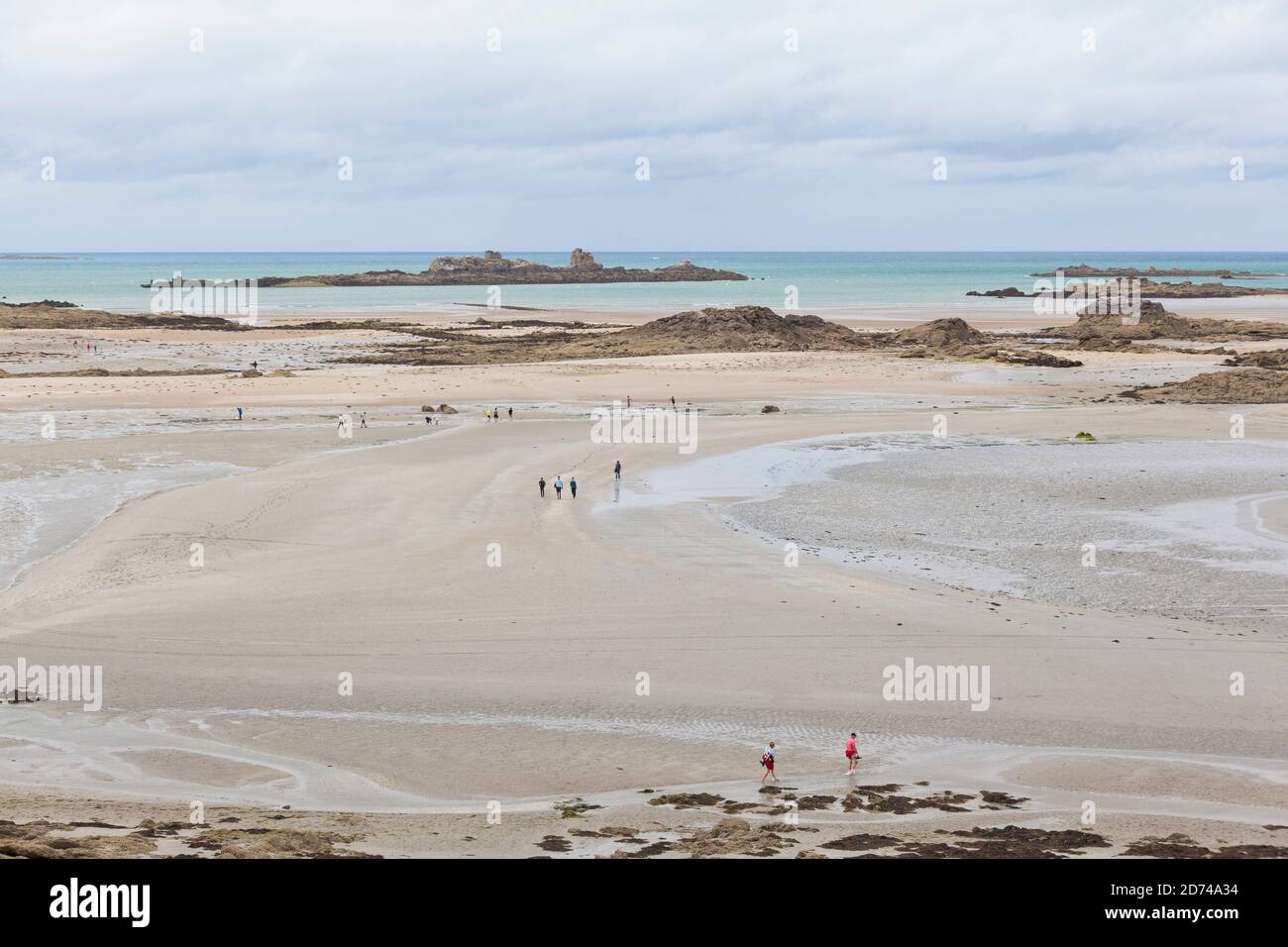 Felsen und Strand formen die Gezeiteninsel Ebihens bei Saint Malo in der Bretagne, Frankreich. Archipel des Ébihens Stock Photo