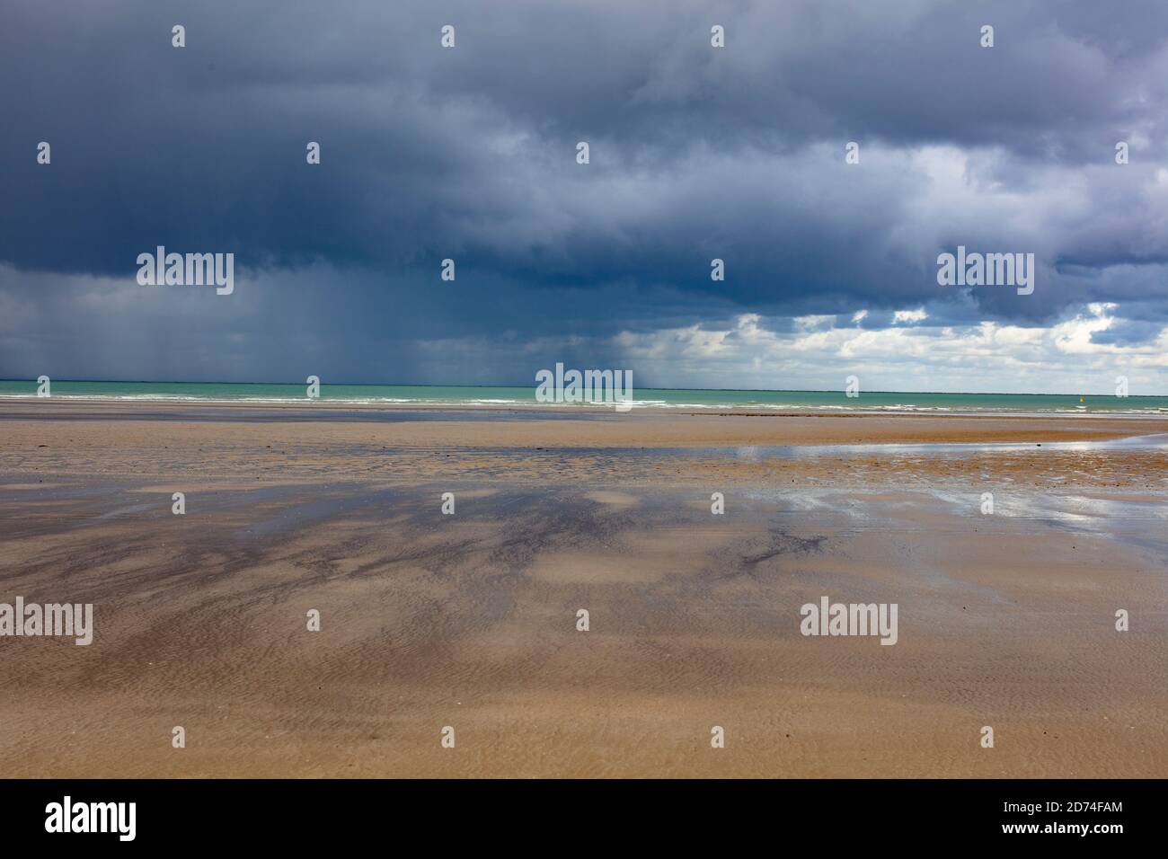 Strand bei Omaha Beach, Überreste des 2. Weltkriegs Stock Photo