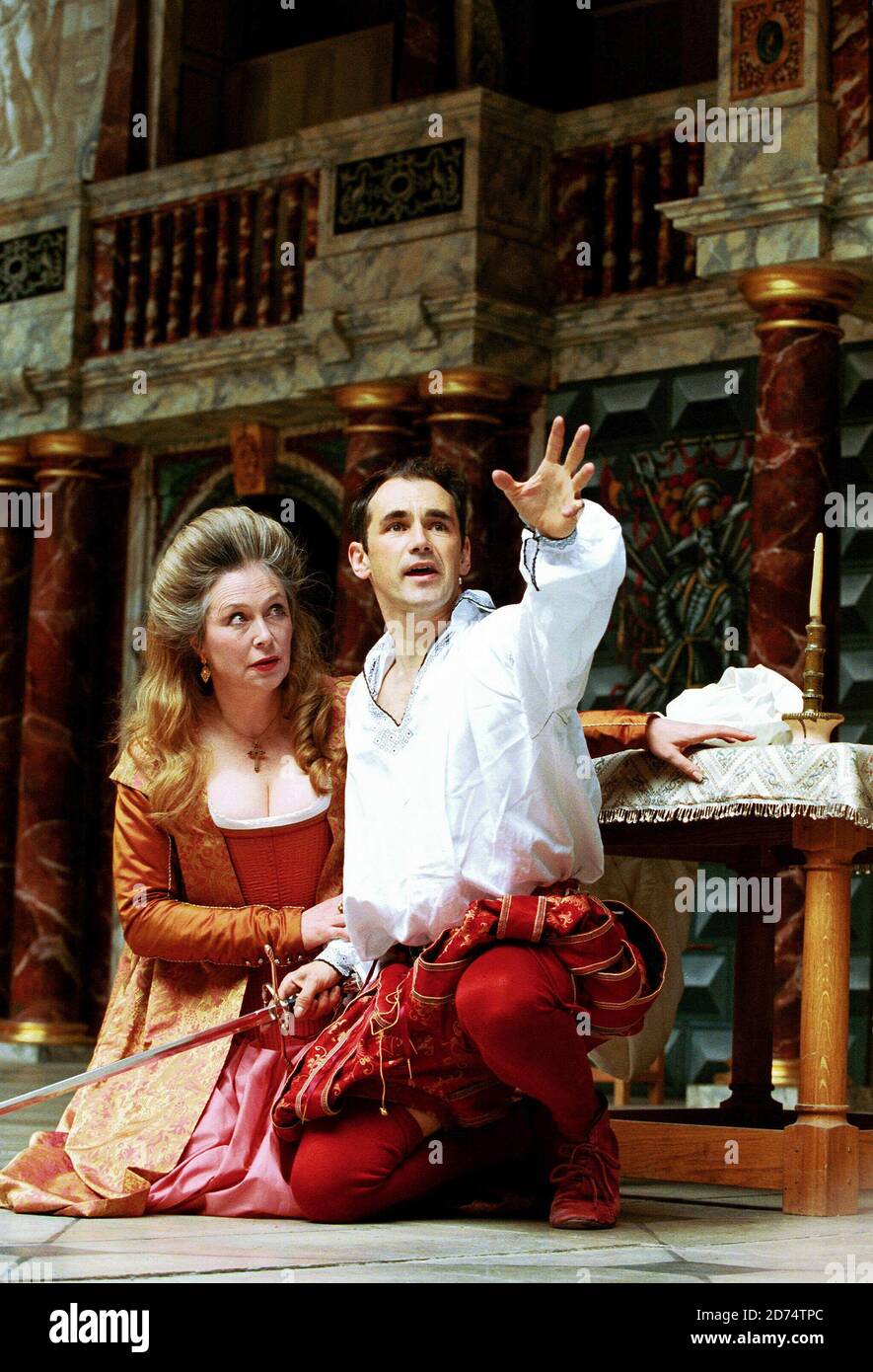 Joanna McCallum (Gertrude), Mark Rylance (Hamlet) in HAMLET by Shakespeare at Shakespeare's Globe, London SE1  09/06/2000  Master of Clothing & Properties: Jenny Tiramani  Master of Music: Claire van Kampen  Master of Play: Giles Block Stock Photo