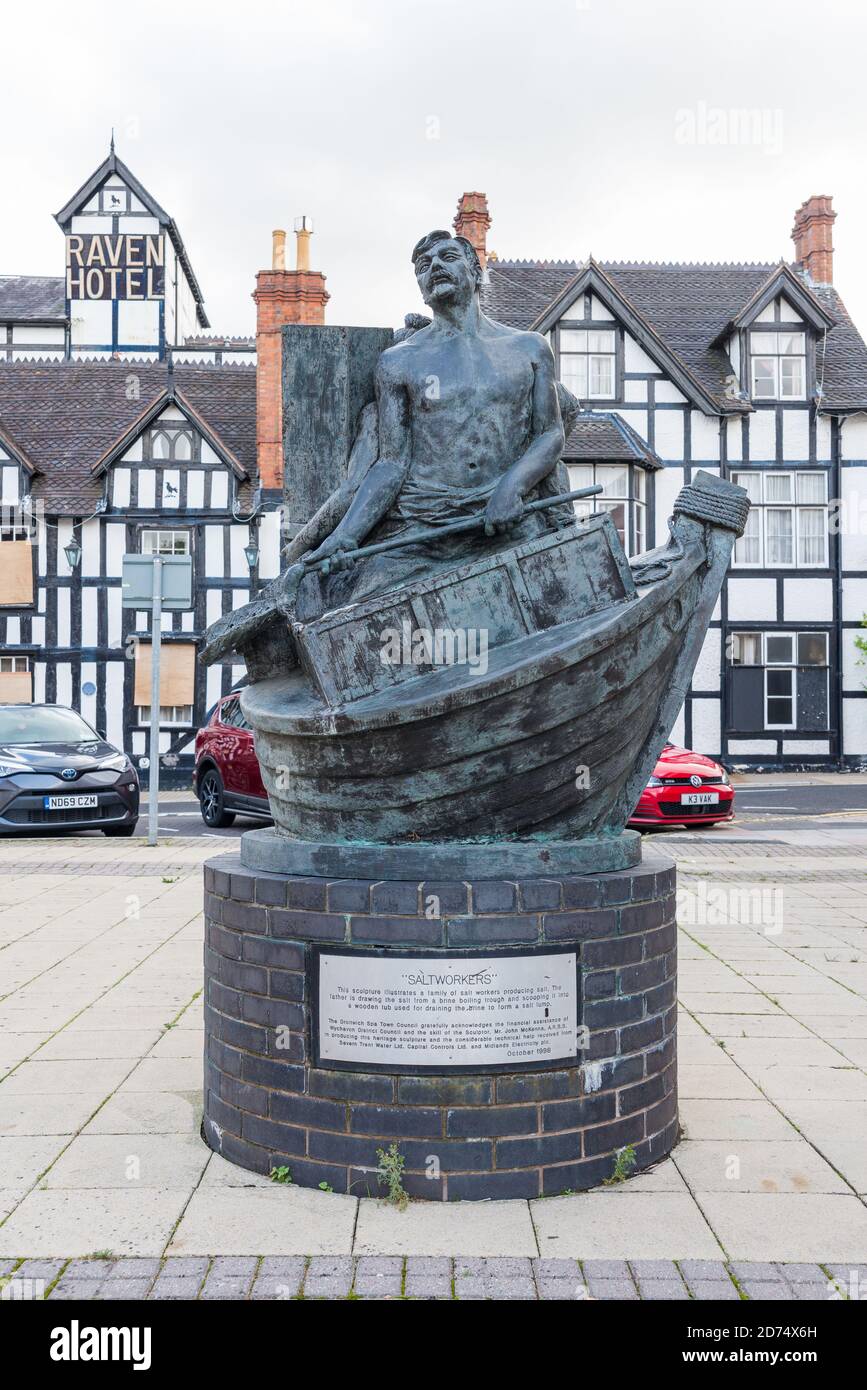 Saltworkers, a sculpture illustrating the work of a family of salt workers in Victoria Square, Droitwich Spa, Worcestershire by sculptor John McKenna Stock Photo