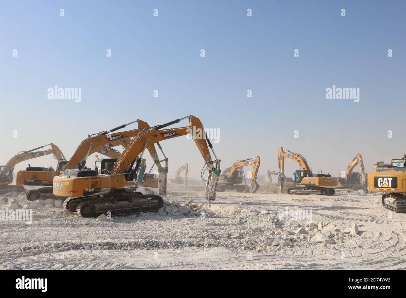 Jahra Governorate, Kuwait. 18th Oct, 2020. Construction machines work at the construction site of a project of China Gezhouba Group Corporation (CGGC) in desert of Jahra Governorate, Kuwait, Oct. 18, 2020. China Gezhouba Group Corporation (CGGC) handed over on Tuesday the first batch of its housing infrastructure project to the Kuwaiti side, injecting new momentum into Kuwait's economy and livelihood. Credit: Liu Lianghaoyue/Xinhua/Alamy Live News Stock Photo