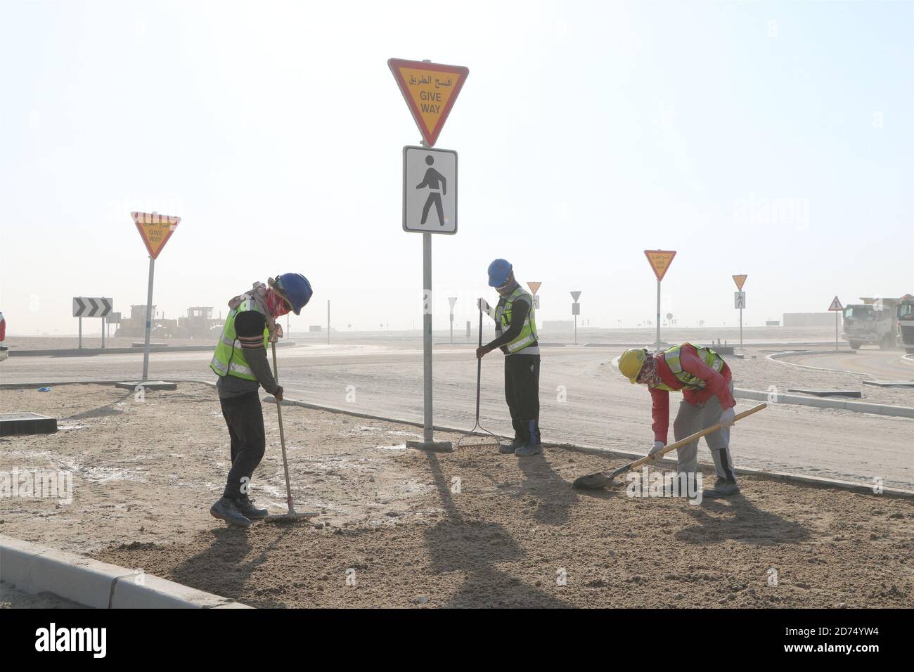 Jahra Governorate, Kuwait. 18th Oct, 2020. Staff members work at the construction site of a project of China Gezhouba Group Corporation (CGGC) in desert of Jahra Governorate, Kuwait, Oct. 18, 2020. China Gezhouba Group Corporation (CGGC) handed over on Tuesday the first batch of its housing infrastructure project to the Kuwaiti side, injecting new momentum into Kuwait's economy and livelihood. Credit: Liu Lianghaoyue/Xinhua/Alamy Live News Stock Photo