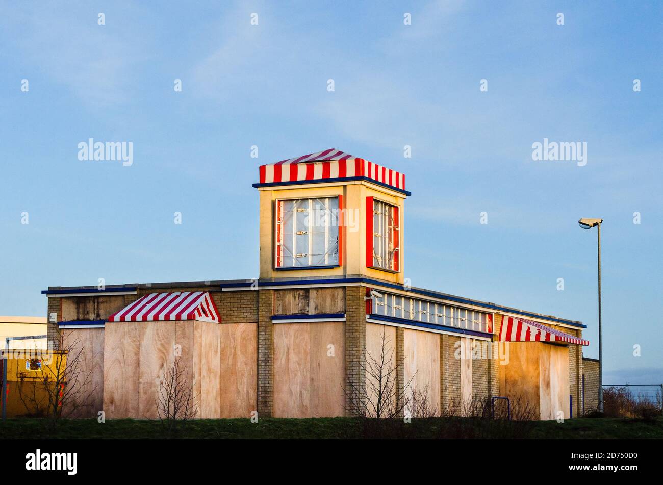 Boarded up derelict KFC fast food outlet Stock Photo