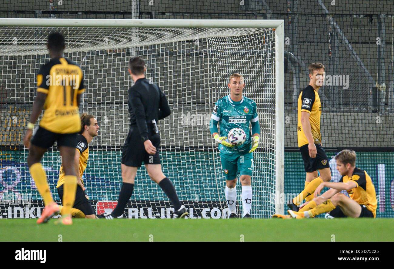 Dresden, Germany. 15th Nov, 2020. Football: 3rd division, SG Dynamo Dresden  - TSV 1860 Munich, 10th matchday, at the Rudolf-Harbig-Stadium Dynamos  Yannick Stark (3rd from left) cheers after his goal for 1:1