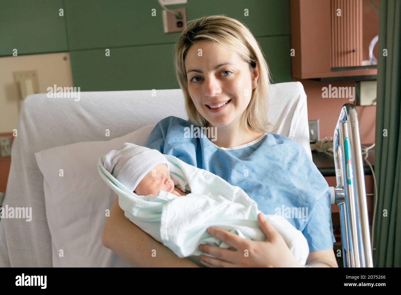 https://c8.alamy.com/comp/2D75266/mother-with-her-newborn-baby-at-the-hospital-a-day-after-a-natural-birth-labor-2D75266.jpg