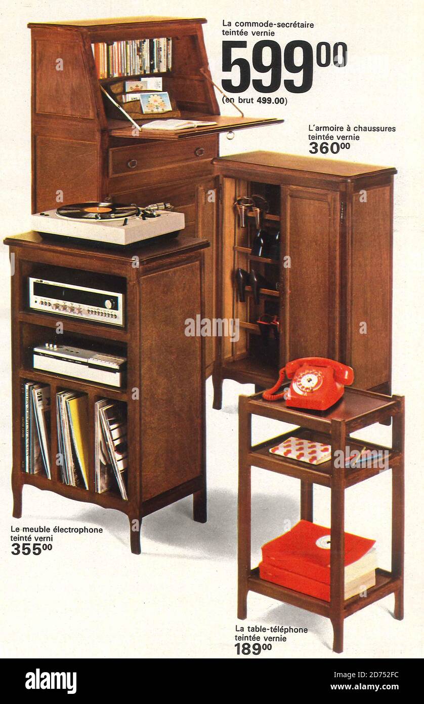 Extrait de catalogue La Redoute, ensemble de meubles de salle a manger, meuble avec son telephone orange et ses bottins vers 1975 Stock Photo