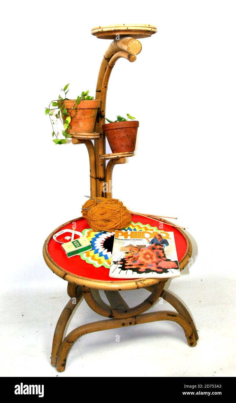 Ensemble table et porte pot de fleur annees 70 avec magazine et tricot  Stock Photo - Alamy
