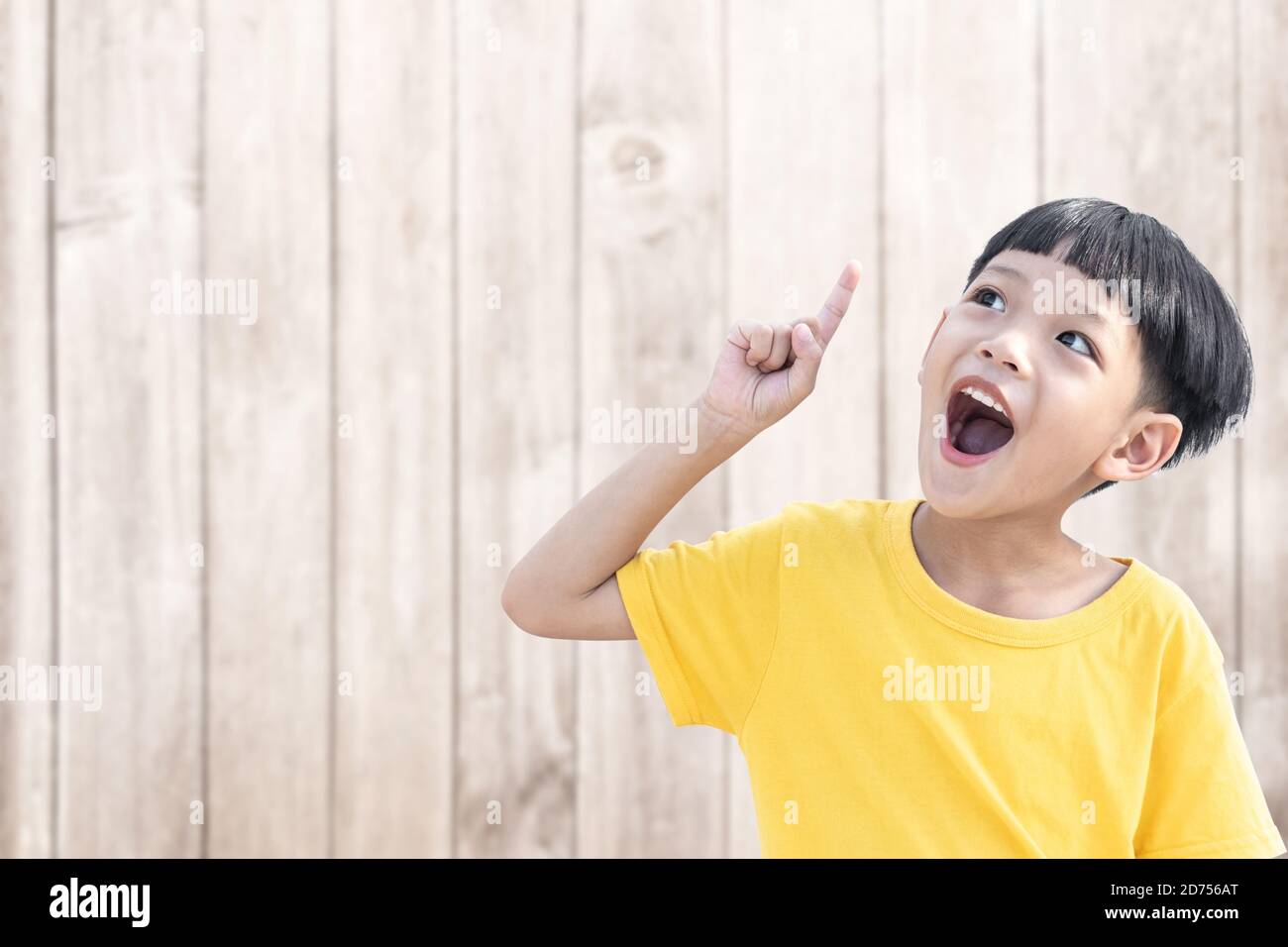 Child boy looking up pointing hires stock photography and images Alamy