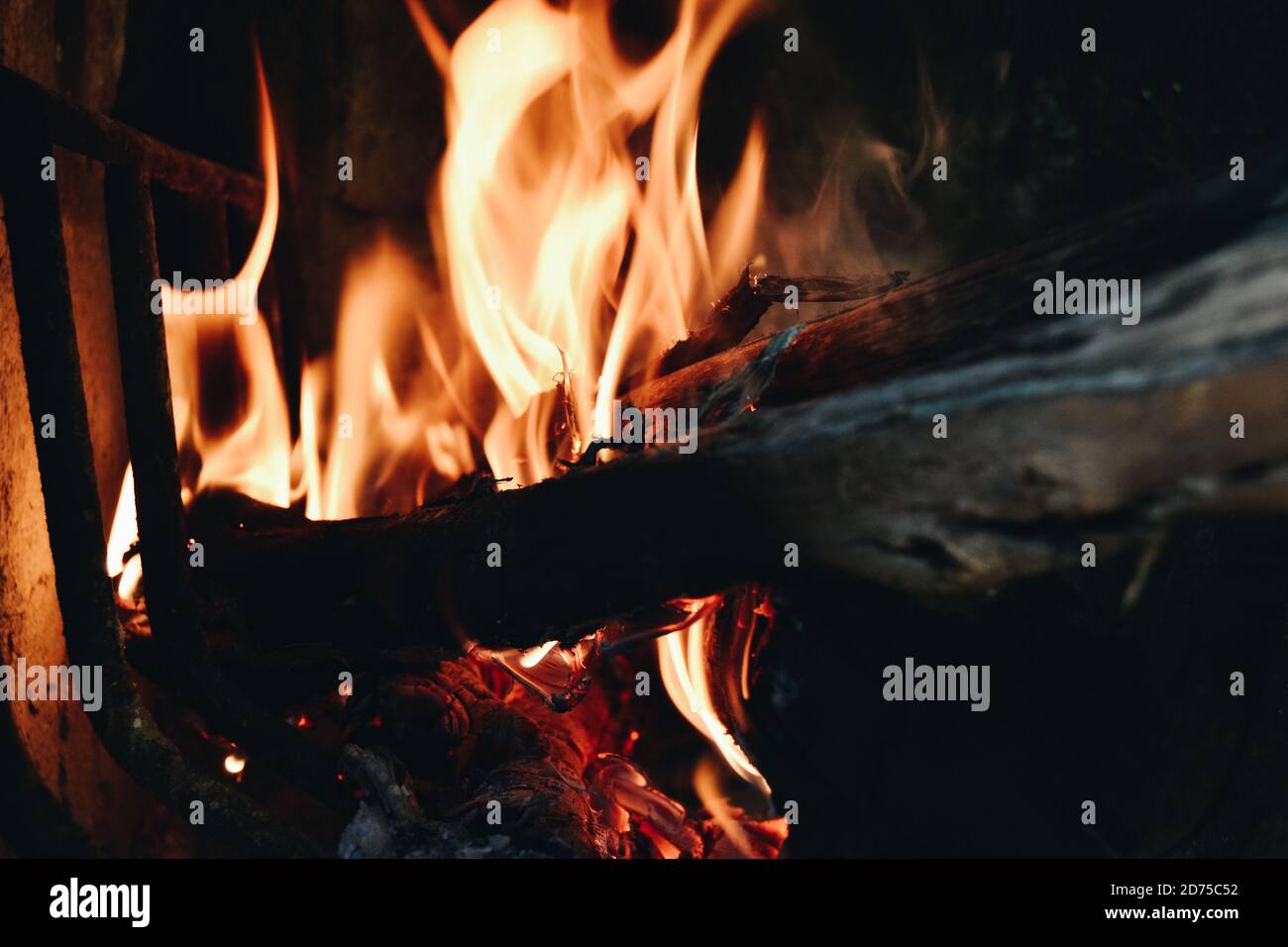 Wood burning in a fire pit Stock Photo - Alamy