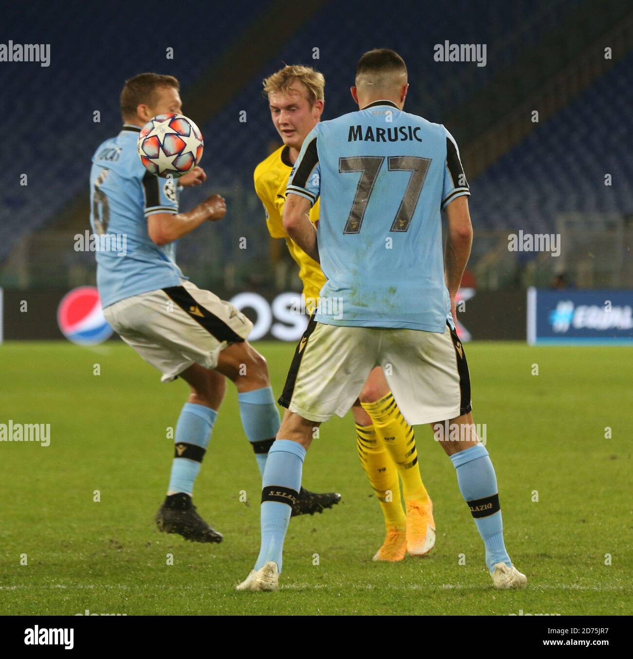 Rom, Italy. 20th Oct, 2020. Football: Champions League, Lazio Rome - Borussia Dortmund, group stage, Group F, Matchday 1 at the Stadio Olimpico di Roma. Julian Brandt (M) from Borussia Dortmund against Lucas Leiva (r) and Adam Marusic from Lazio in the fight for the ball. Credit: Cesar Luis de Luca/dpa/Alamy Live News Stock Photo