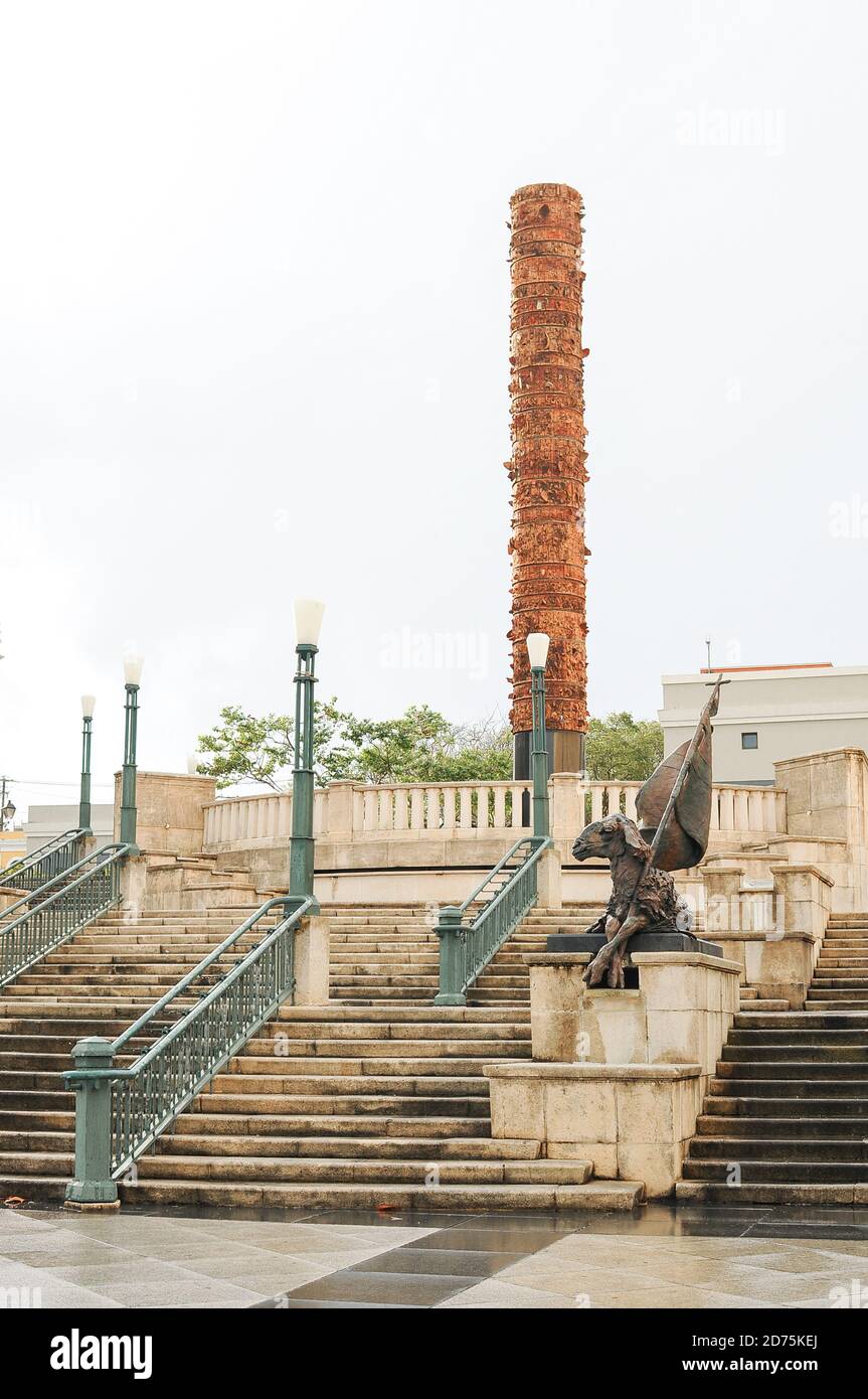 Vertical image of a Plaza del Quinto Centenario, with the Lamb of God