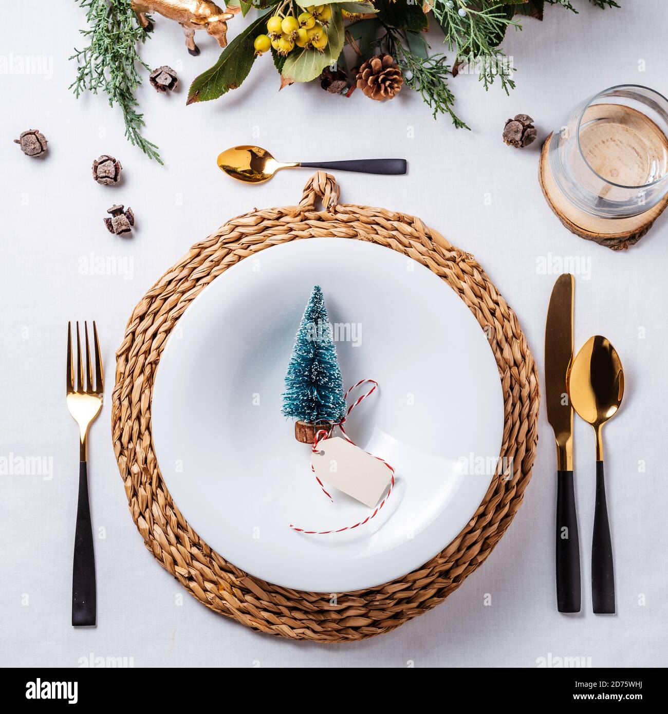 Elegant Christmas Place Settings With Gold And White Decoration And elegant-christmas-place-settings-with-gold-and-white-decoration-and