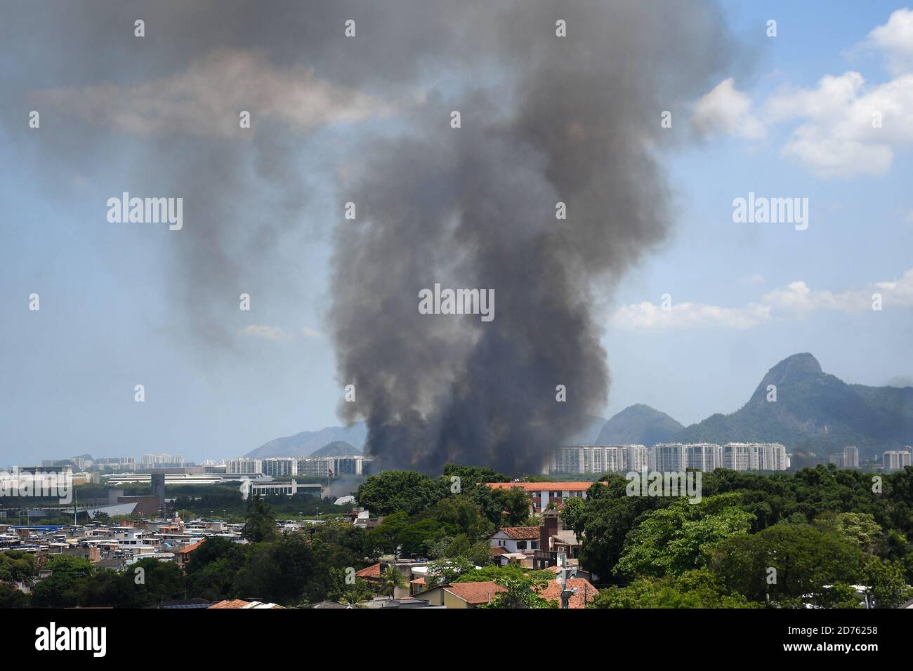 Rio de Janeiro, Brazil, October 20, 2020. Burning of garbage in vacant land causes huge smoke in the neighborhood of Jacarepaguá in the west of Rio de Stock Photo
