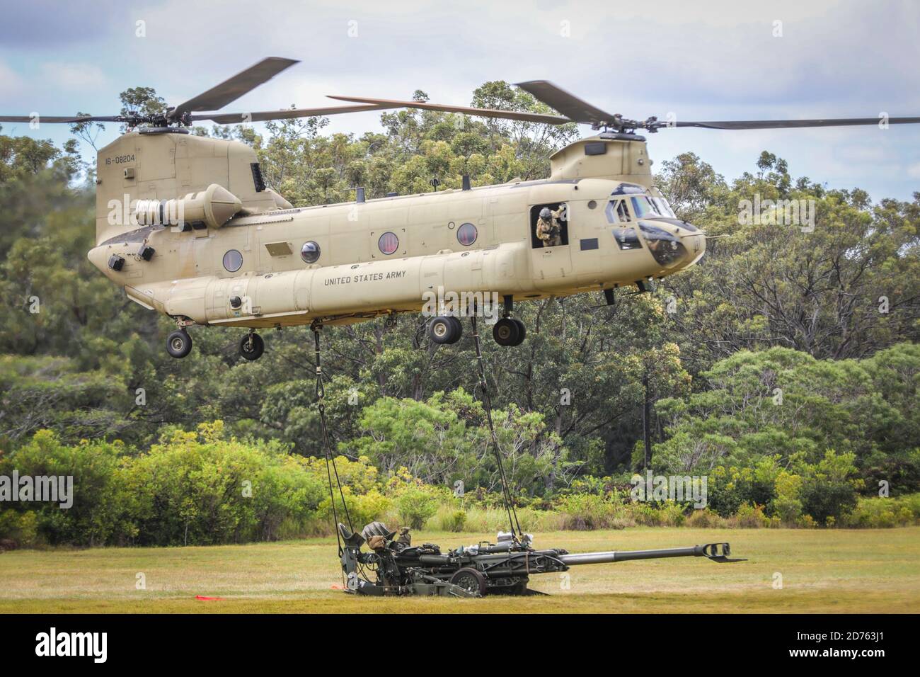 SCHOFIELD BARRACKS, Hawaii - A 25th Infantry Division CH-47 Chinook carries a sling load with a M777 Howitzer in preparation for a capabilities demonstration for Lt. Gen. S K Saini, Vice Chief of the Army Staff of the Indian Army on Schofield Barracks East Range, Hawaii, on Oct. 19, 2020.  This visit will enhance the operational and strategic level collaboration between the two armies and builds towards a free and open USINDOPACOM Stock Photo