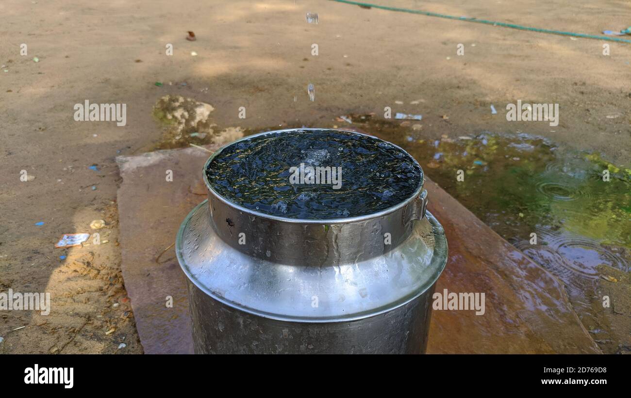 Bucket drop water hires stock photography and images Alamy