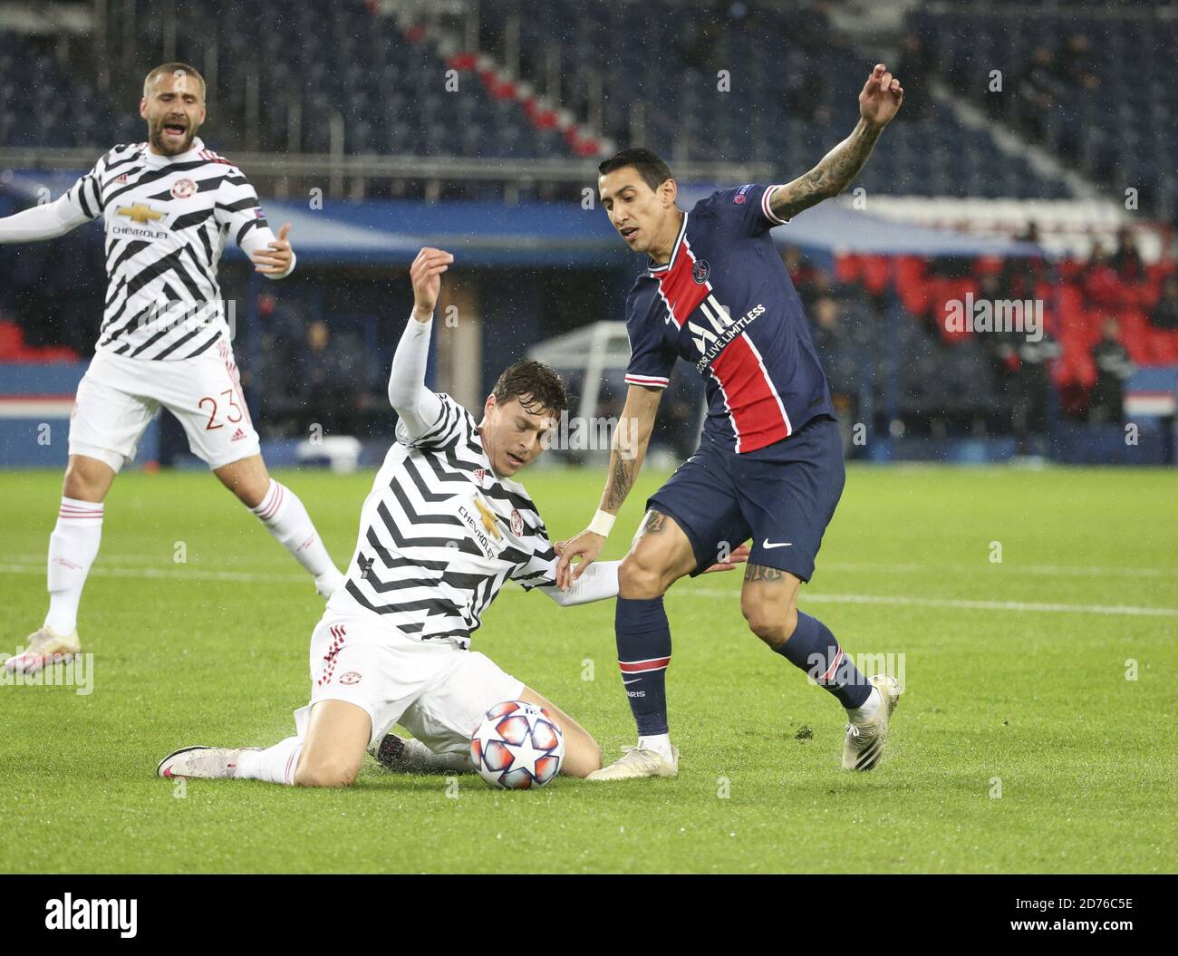 ictor Lindelof of Manchester United, Angel Di Maria of PSG during the UEFA Champions League, Group Stage, Group H football match between Paris Saint- Stock Photo