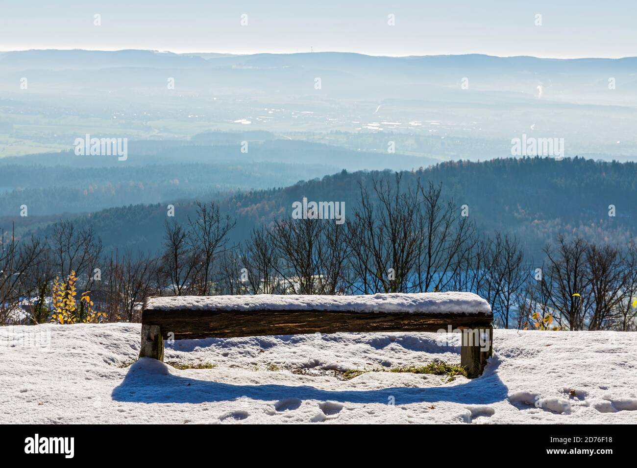 Hohenstaufen, Aussicht, Bank, Landschaft, Schnee, Winter, Hügel, Dunst, sonnig Stock Photo