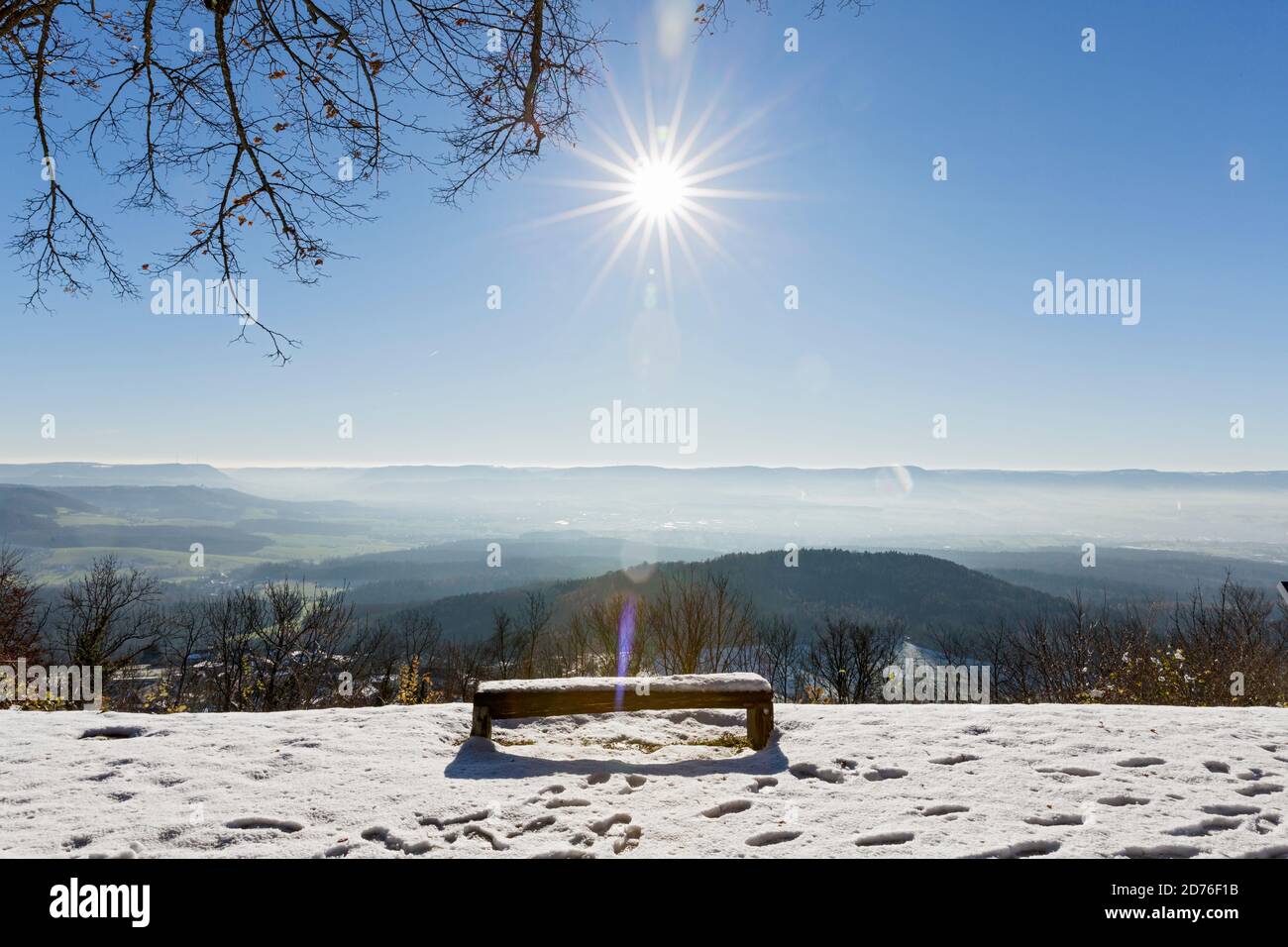 Hohenstaufen, Aussicht, Bank, Landschaft, Schnee, Winter, Hügel, Dunst, Sonne Stock Photo