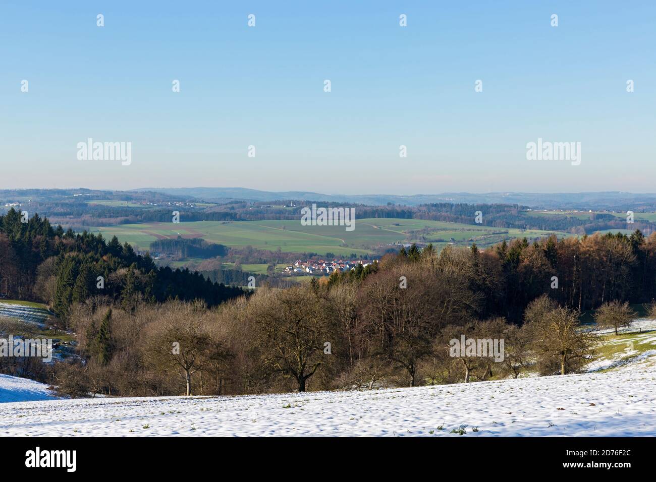 Stauferland, Landschaft, Hügel, Ortschaft, Wald, Felder, Schnee Stock Photo