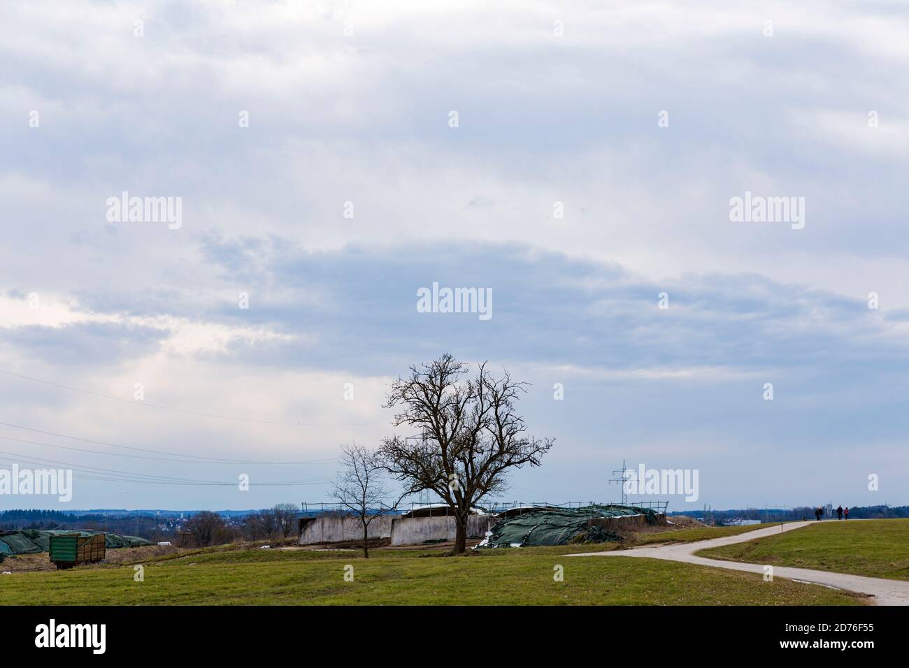Bauernhof, Baum, Himmel, Regenwolken, Schwäbische Alb Stock Photo