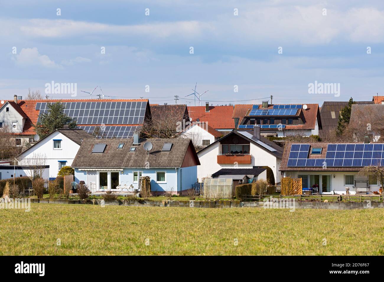 Regenerative Energien, Wohnsiedlung, Windkraftanlage, Solardach Stock Photo