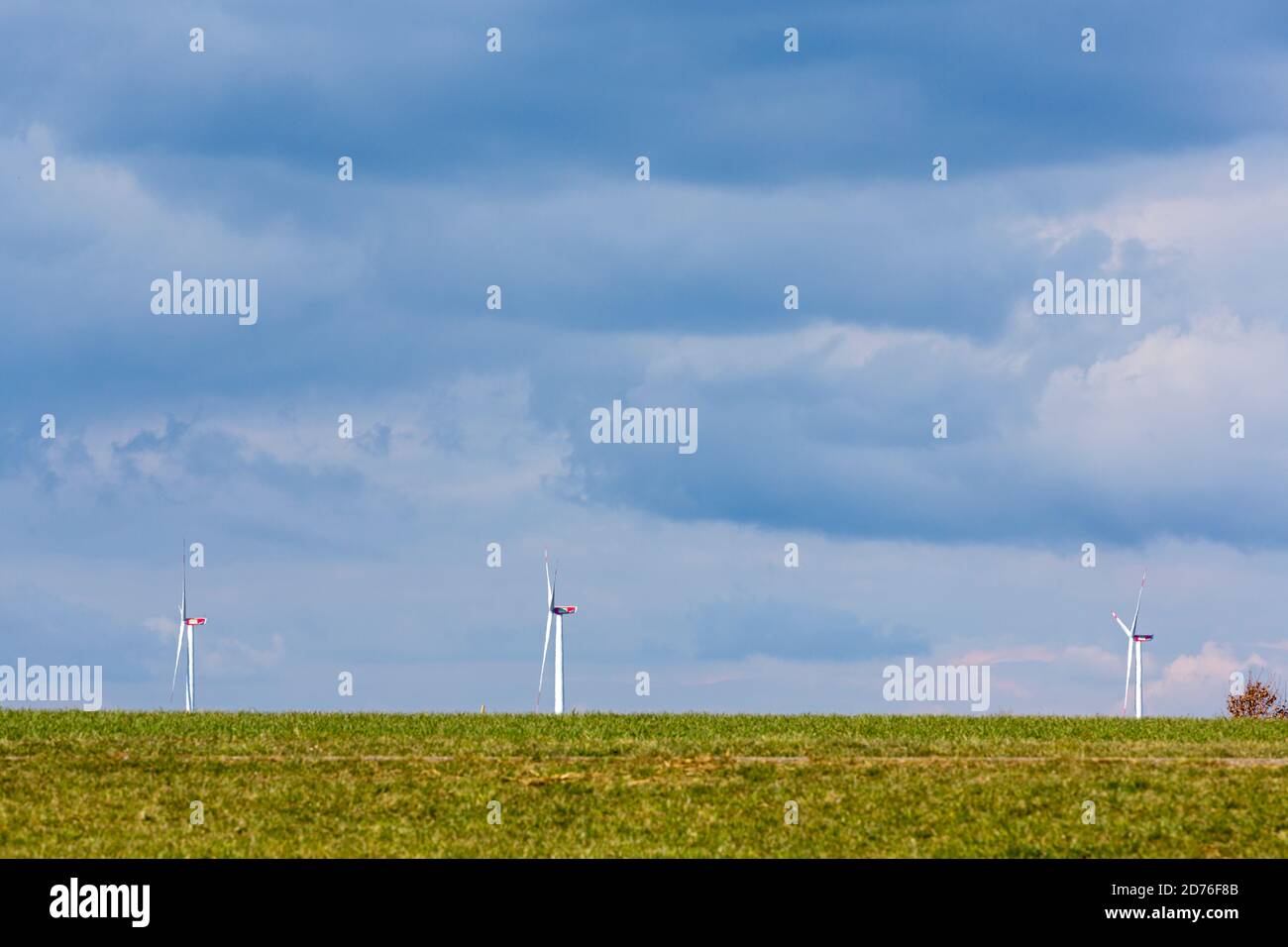 Feld, Acker, Windpark; Windenergie, Iggingen, Schwäbische Alb Stock Photo