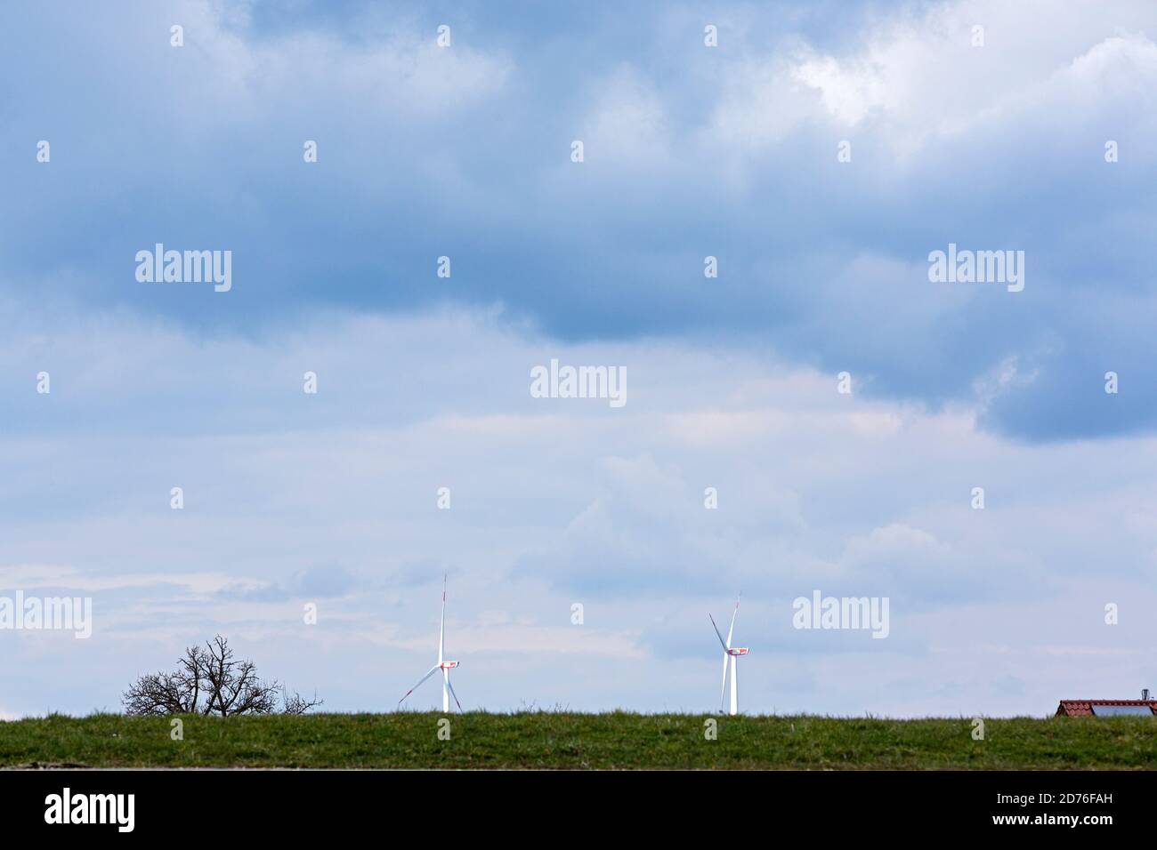 Feld, Acker, Windpark; Windenergie, Iggingen, Schwäbische Alb Stock Photo