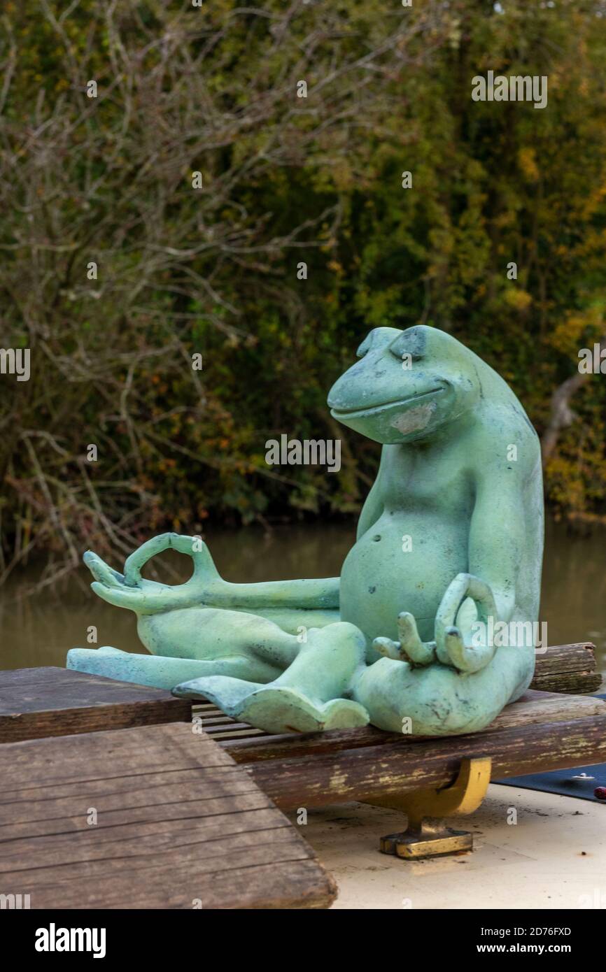 Green frog garden statue hi-res stock photography and images - Alamy