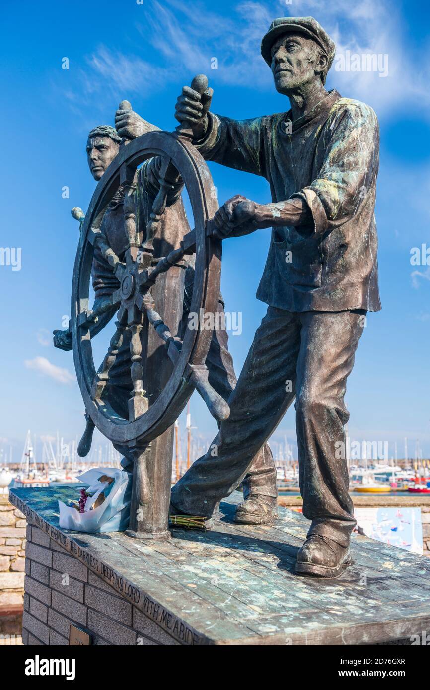 'Man & Boy' is a cast bronze statue by Elisabeth Hadley situated on King's Quay at the harbour in Brixham, South Devon. The statue is dedicated to liv Stock Photo