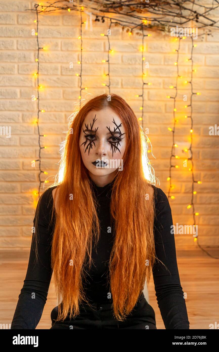 Halloween Ginger Witch Woman With Long Hair And Fashion Halloween Make Up Garland And Natural 0122