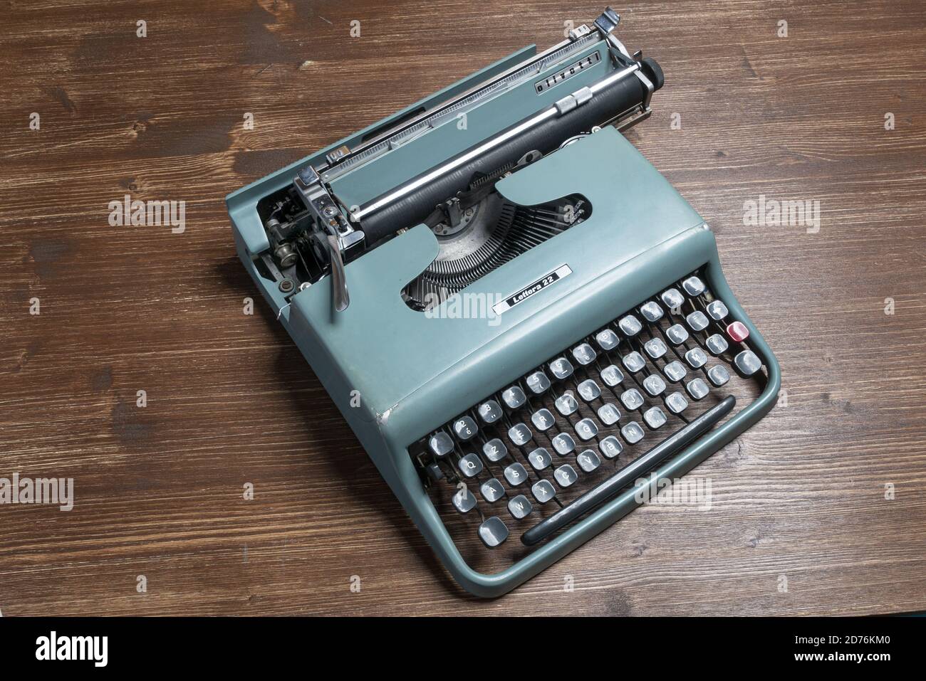 Olivetti Lettera 22 Vintage Typewriter from 1953 with Case 