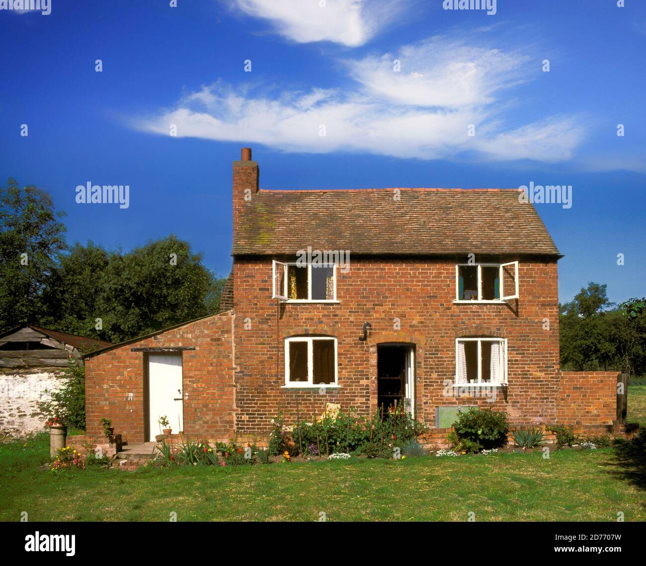 Vintage photography of a quintessential country cottage in the Wyre Forest, Shropshire, England.  Summer 1976. Stock Photo