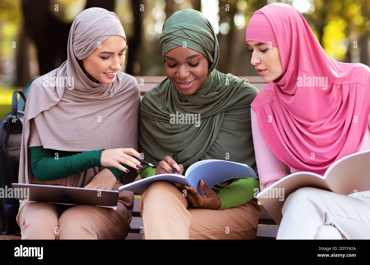 Arab College Students High Resolution Stock Photography And Images Alamy