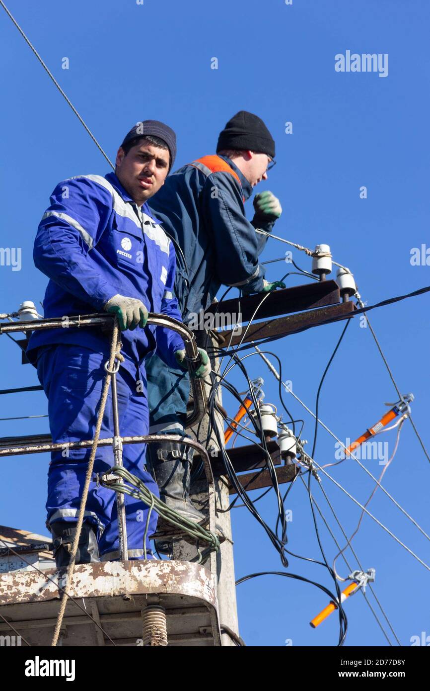 Maintenance work on high voltage power lines hi-res stock photography ...
