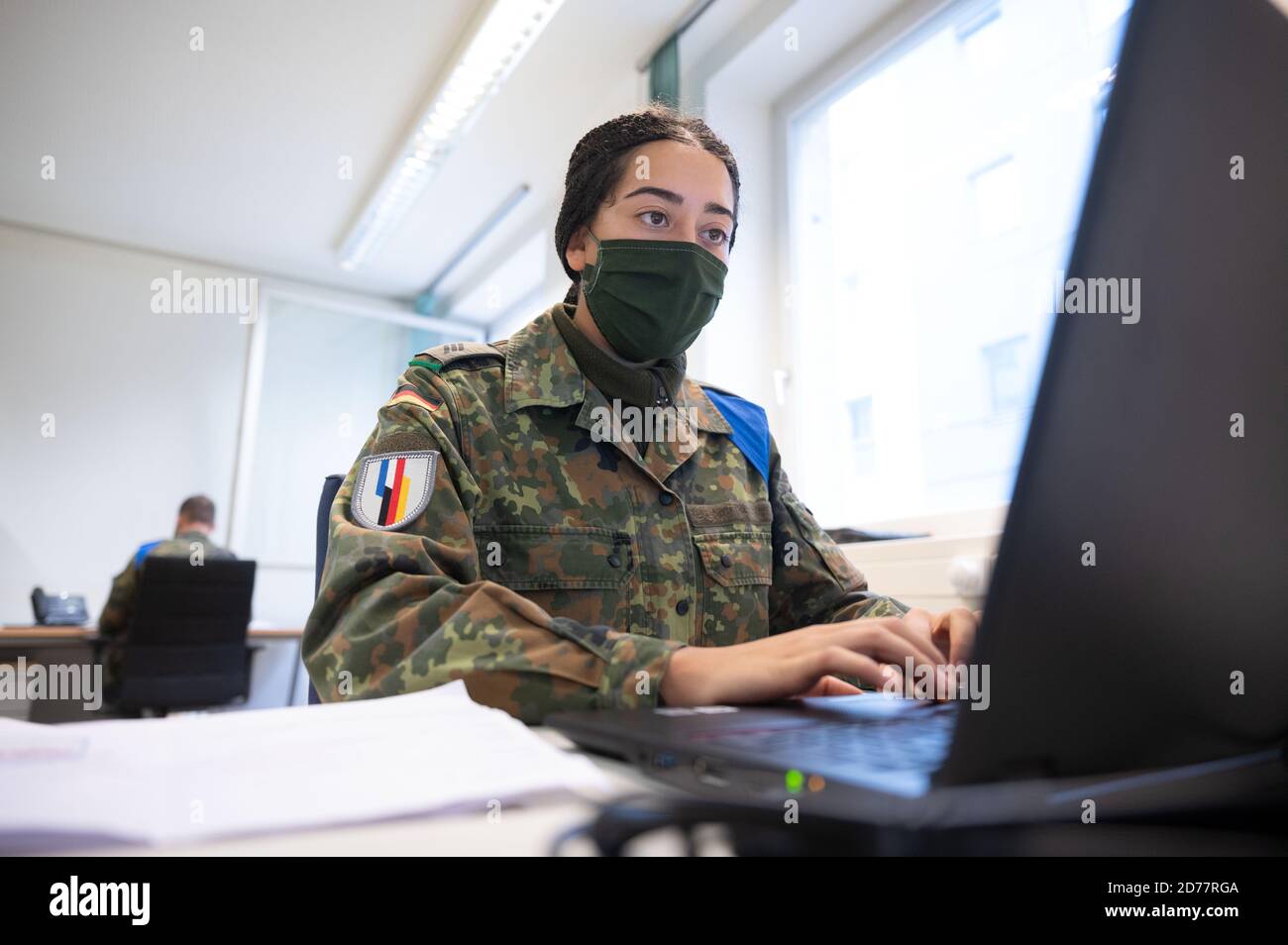 Stuttgart, Germany. 21st Oct, 2020. A female soldier of the Jägerbataillon 292 from Donaueschingen supports the public health department in a building of the city of Stuttgart in corona contact tracing. The public health authorities in Baden-Württemberg are increasingly looking for personnel to track infection chains. In the state capital, 60 soldiers of the Hunter Battalion are deployed. Credit: Marijan Murat/dpa/Alamy Live News Stock Photo