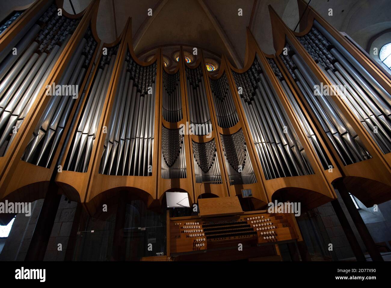 Limburg, Deutschland. 20th Oct, 2020. Interior view of Limburg Cathedral, organ, four-manual game table, Limburg Cathedral, also known as St. Â | usage worldwide Credit: dpa/Alamy Live News Stock Photo