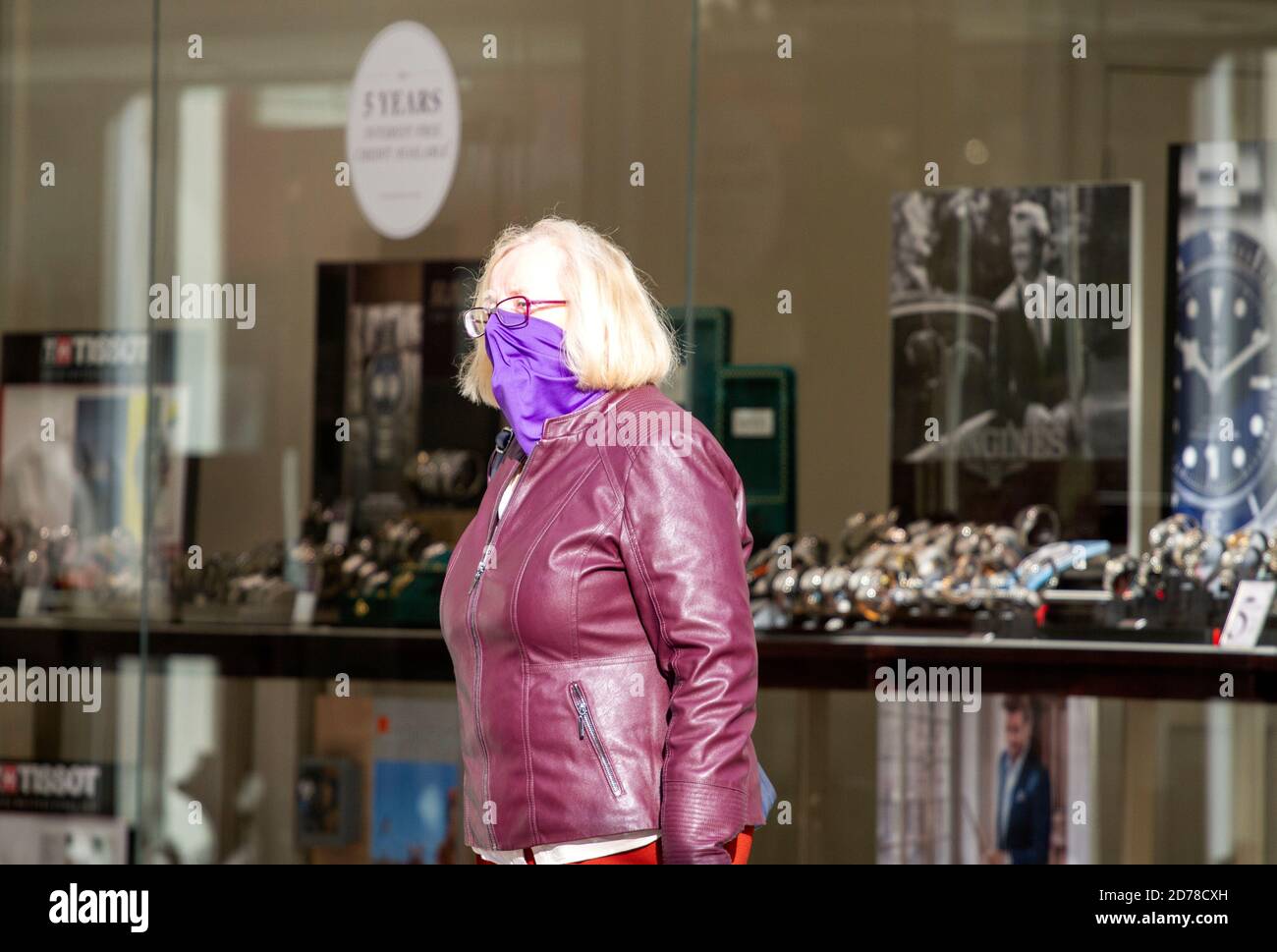 Senior women wearing facemasks hi-res stock photography and images - Alamy