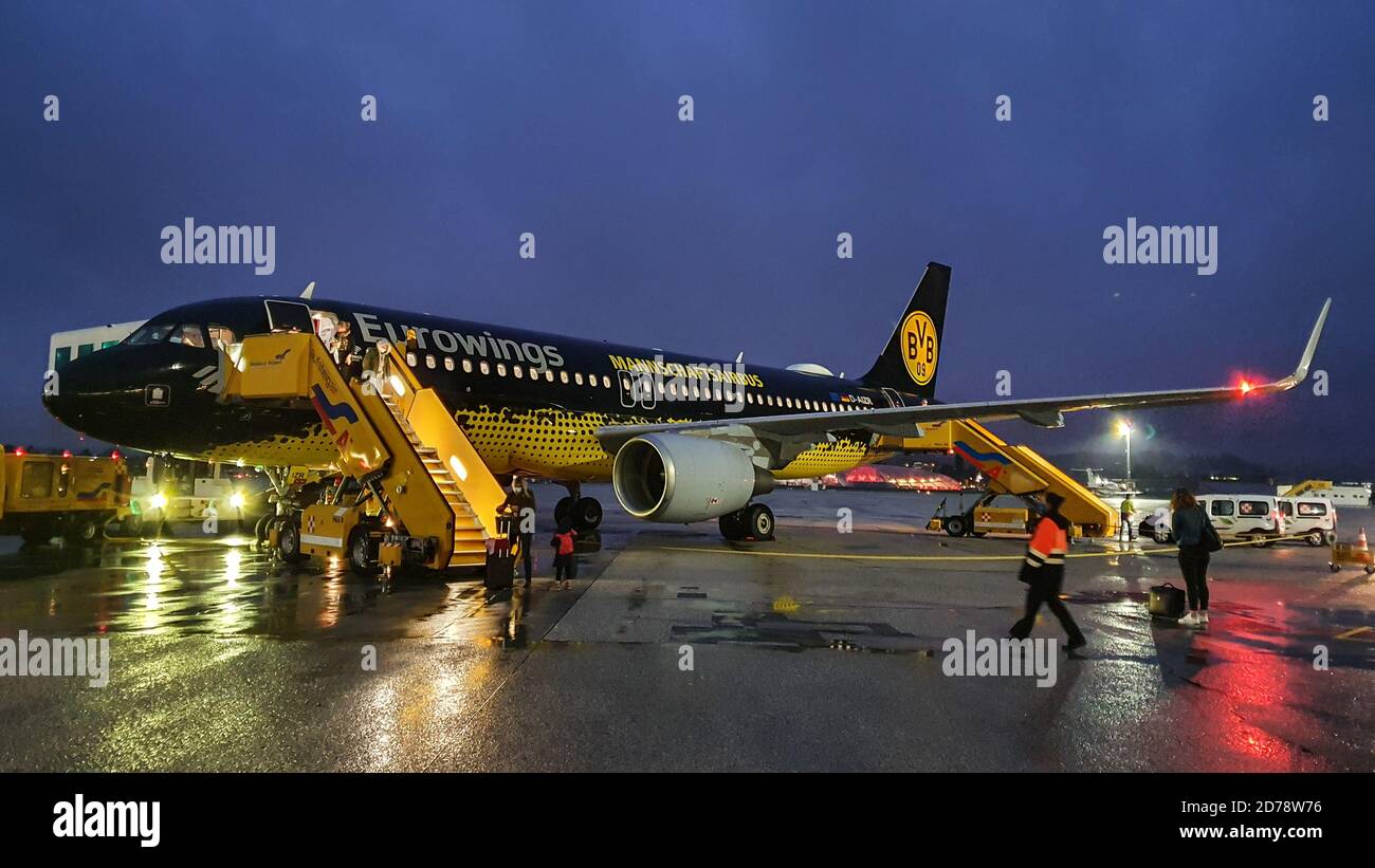 A Wonderfull night shot of the lovely A320 from Eurowings with the BVB livery Stock Photo