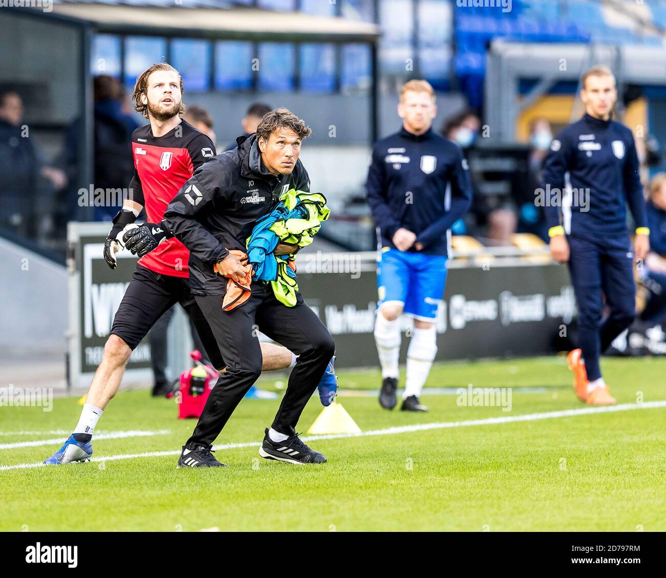 WAALWIJK - 21-10-2020, Mandemakers stadion. Dutch eredivisie, season 2020-2021. Assistant trainer Justin Oost ducking for a ball during the match RKC - PEC. Credit: Pro Shots/Alamy Live News Stock Photo