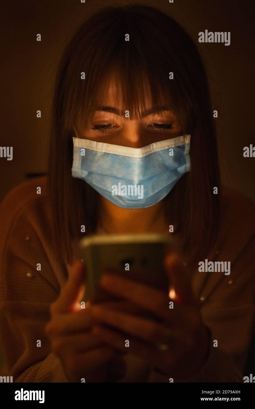 People using face masks hi-res stock photography and images - Alamy