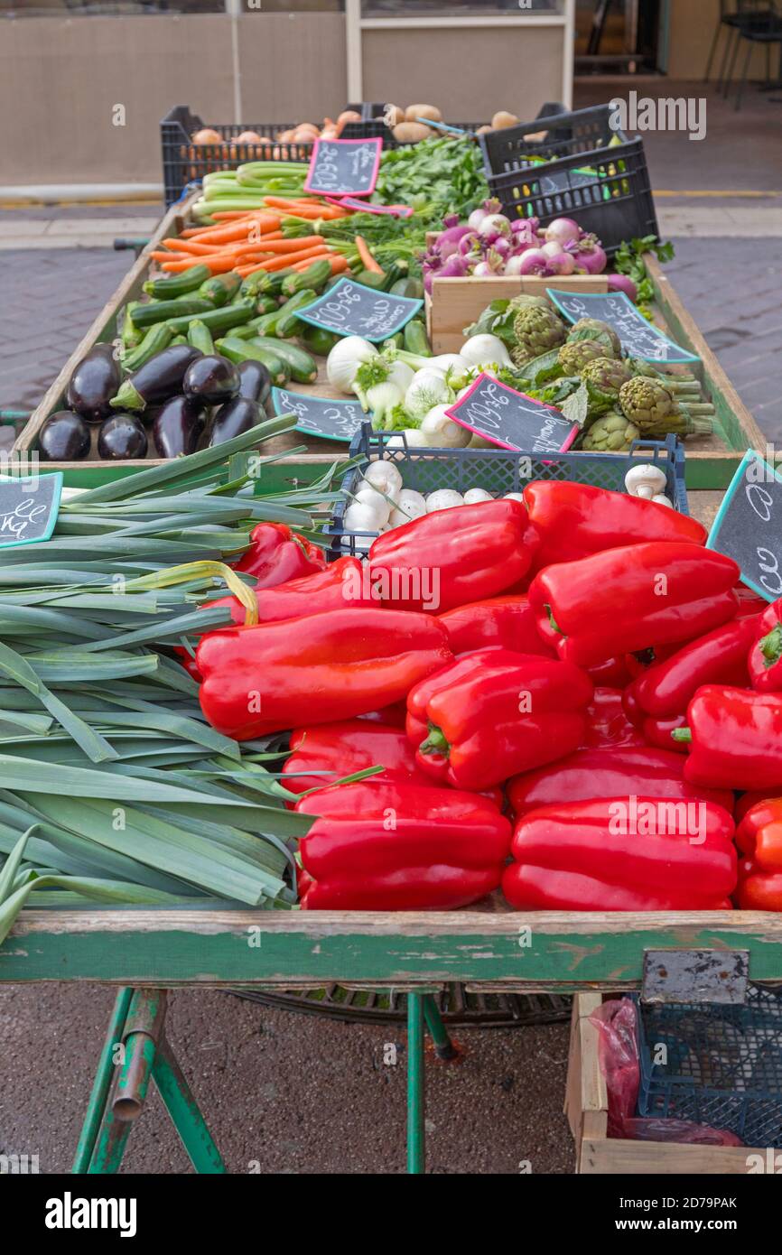 Red Peppers Vegetables at Farmers Market Stall Stock Photo - Alamy